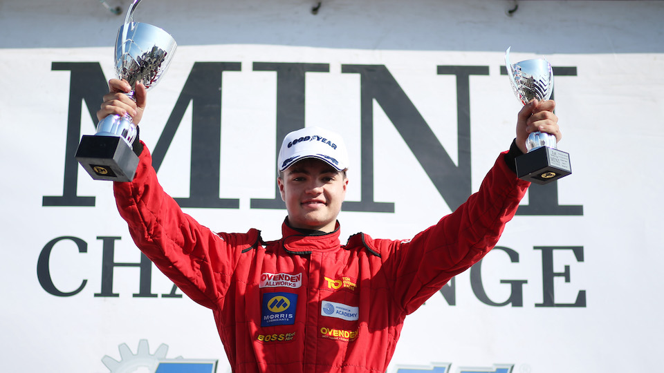 TOM OVENDEN RE-SIGNS WITH EXCELR8 FOR MINI CHALLENGE TROPHY TITLE BID